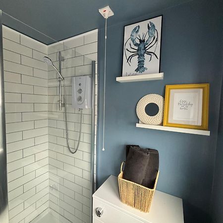 Lovely Spacious Loft Close To Train Station Уърдинг Екстериор снимка