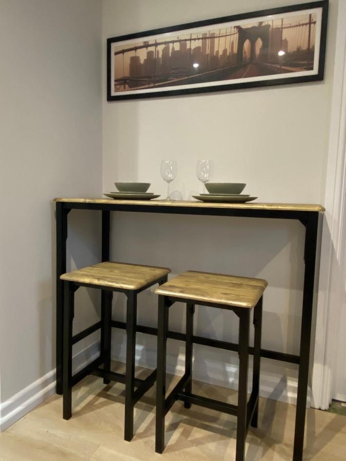 Lovely Spacious Loft Close To Train Station Уърдинг Екстериор снимка