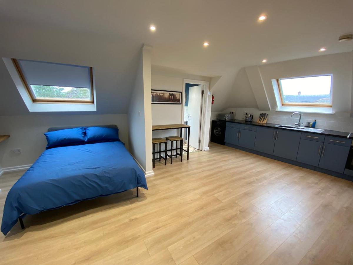 Lovely Spacious Loft Close To Train Station Уърдинг Екстериор снимка