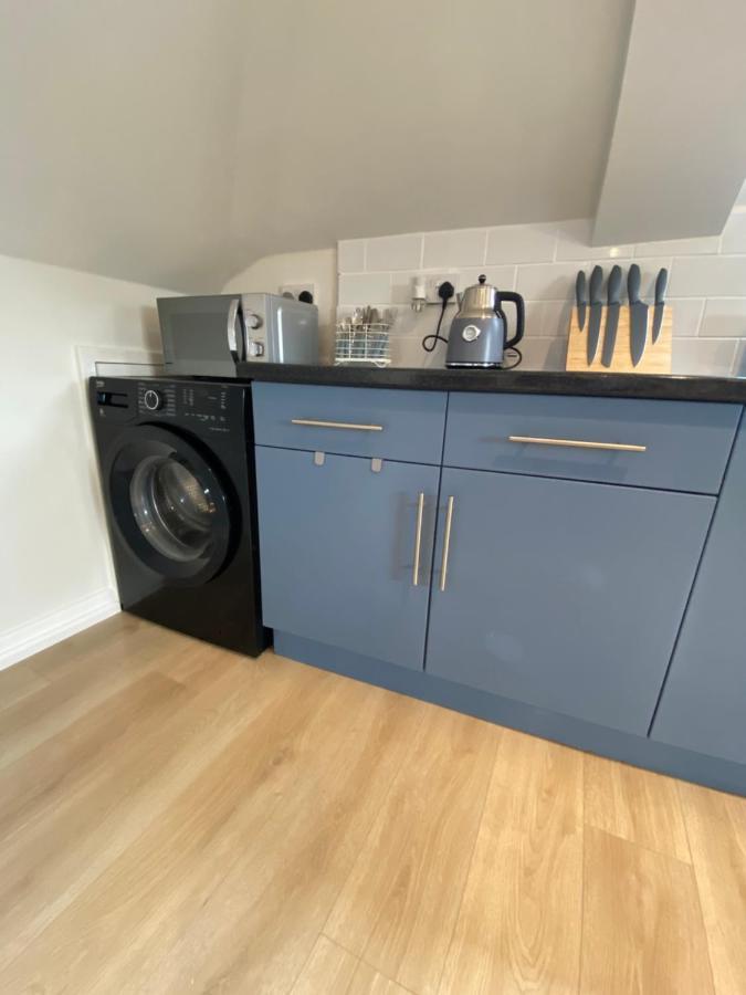 Lovely Spacious Loft Close To Train Station Уърдинг Екстериор снимка