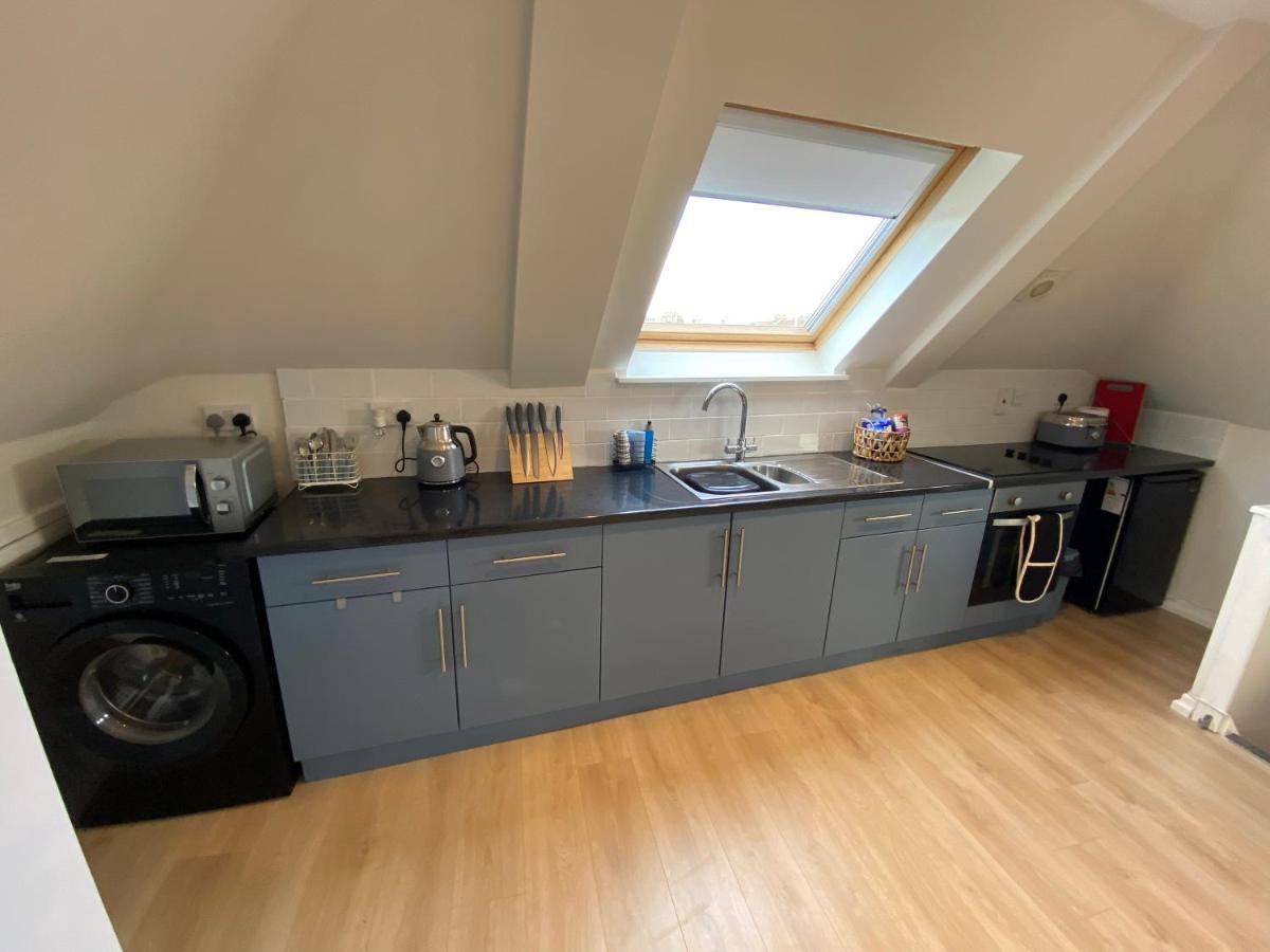 Lovely Spacious Loft Close To Train Station Уърдинг Екстериор снимка