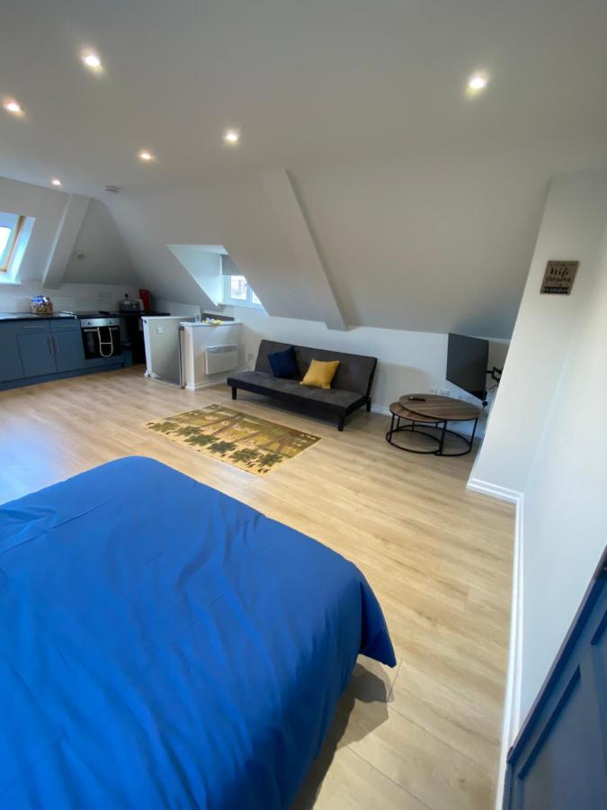 Lovely Spacious Loft Close To Train Station Уърдинг Екстериор снимка