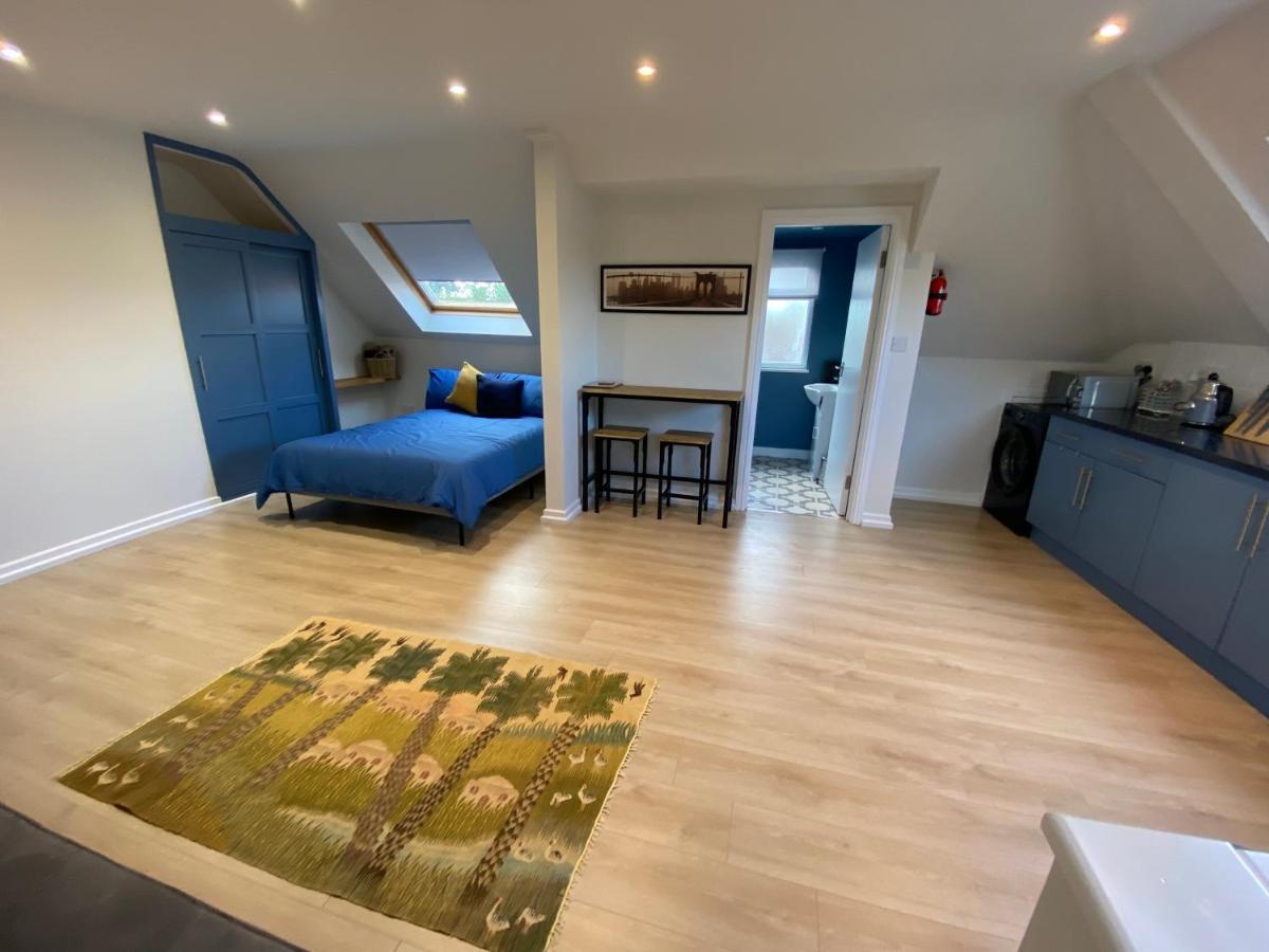 Lovely Spacious Loft Close To Train Station Уърдинг Екстериор снимка