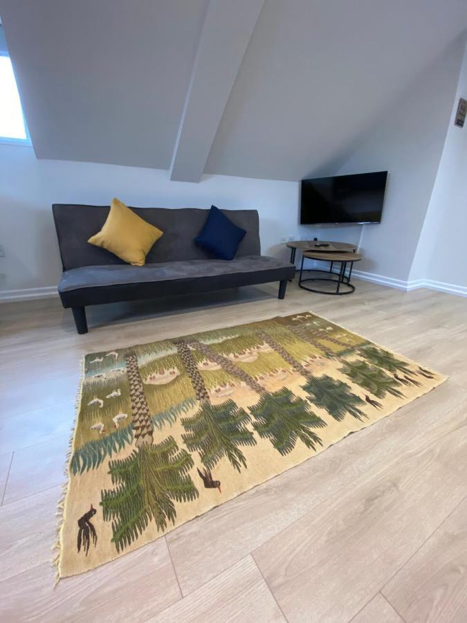 Lovely Spacious Loft Close To Train Station Уърдинг Екстериор снимка