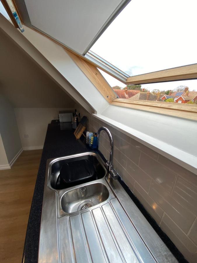 Lovely Spacious Loft Close To Train Station Уърдинг Екстериор снимка