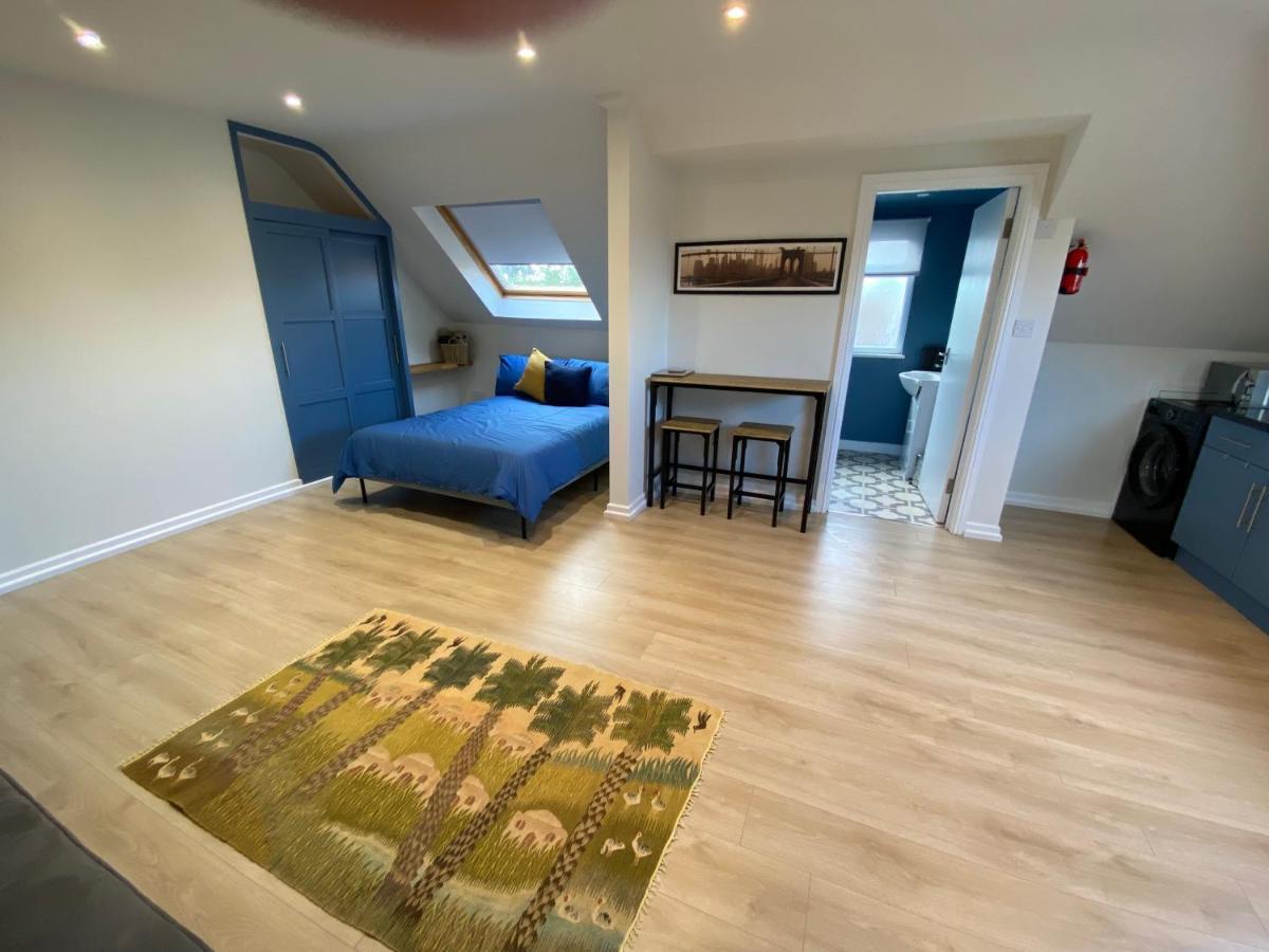 Lovely Spacious Loft Close To Train Station Уърдинг Екстериор снимка