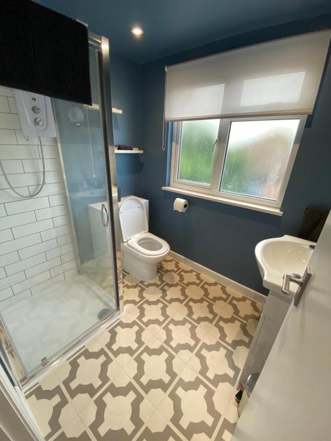 Lovely Spacious Loft Close To Train Station Уърдинг Екстериор снимка