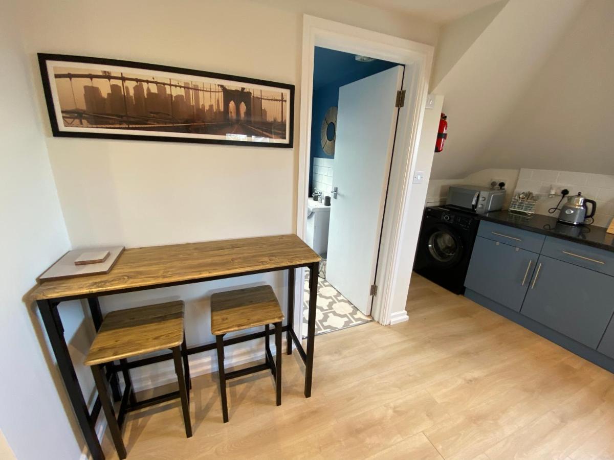 Lovely Spacious Loft Close To Train Station Уърдинг Екстериор снимка